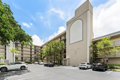 8 N Royal Palm Way #6040, Boca Raton: photo 1 of 36