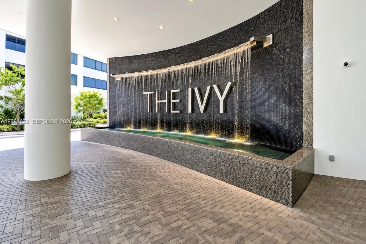 90 SW 3rd St #1403, Miami: photo 1 of 17