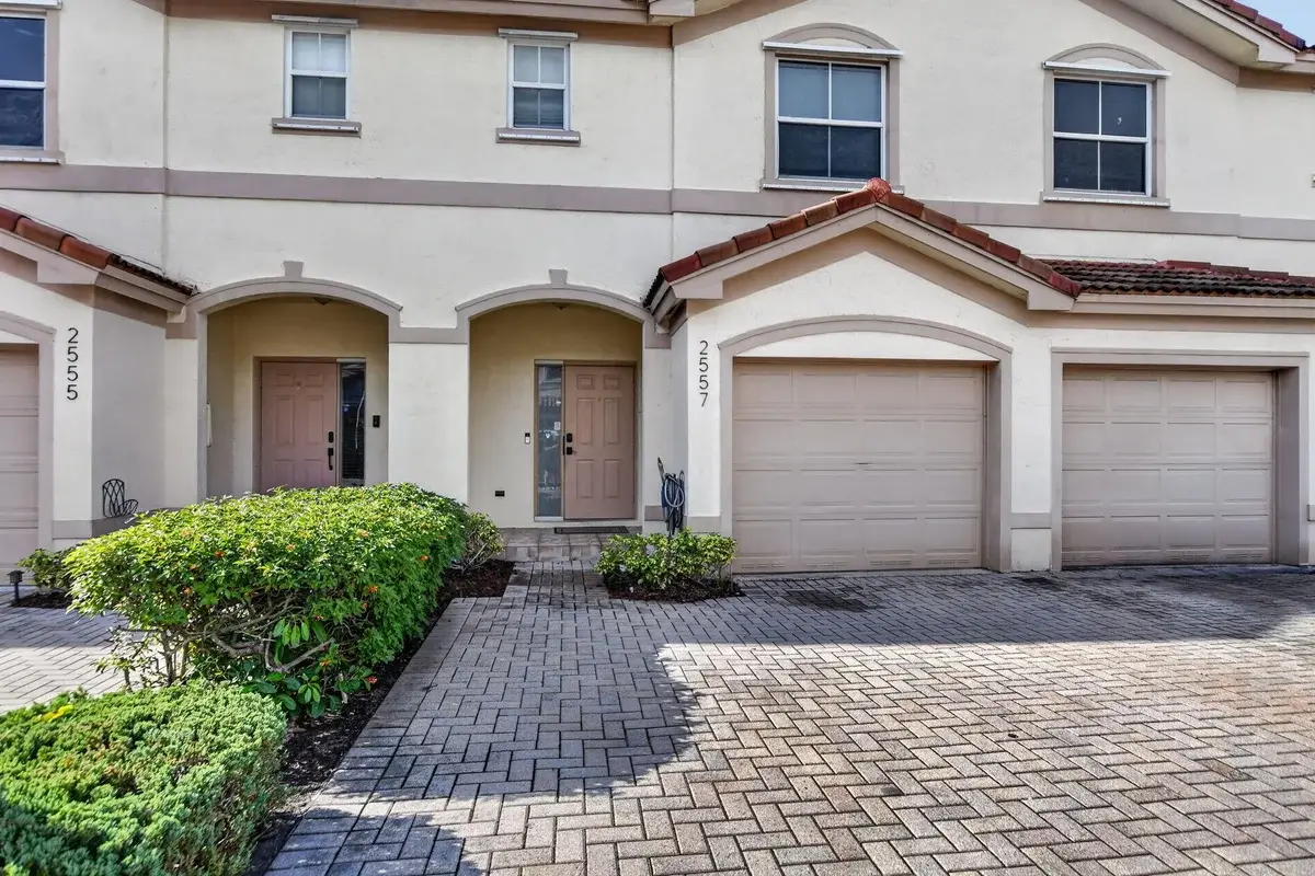 2557 Riverside Dr, Coral Springs: photo 1 of 39