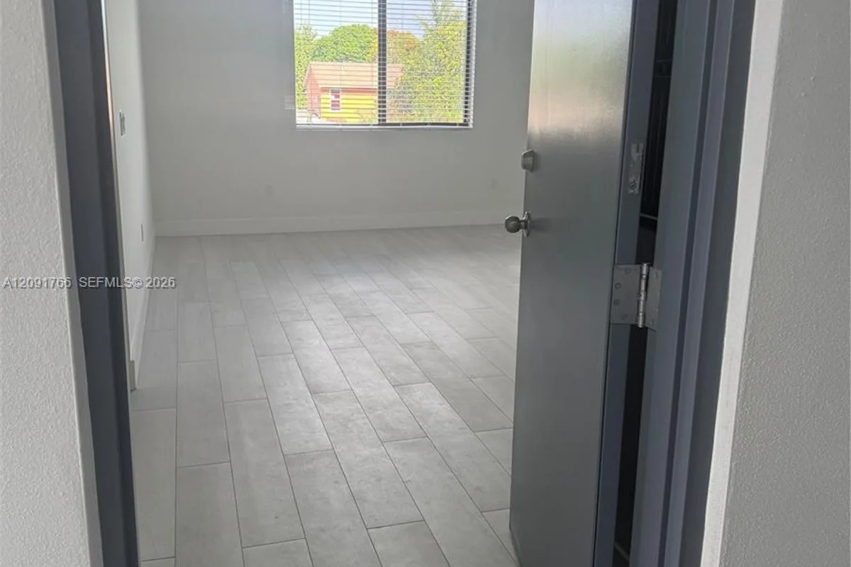 1091 E 17th St #403, Hialeah: photo 1 of 25
