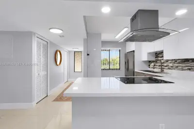 150 Lakeview Dr #203, Weston: photo 1 of 36