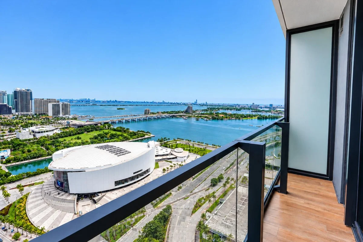 398 NE 5th St #3805, Miami: photo 1 of 8