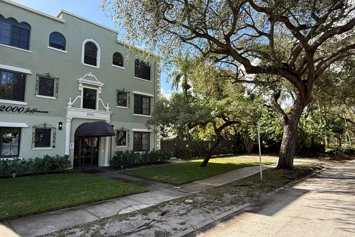 2000 Jefferson St #17, Hollywood: photo 1 of 18