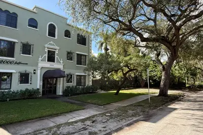 2000 Jefferson St #17, Hollywood: photo 1 of 18