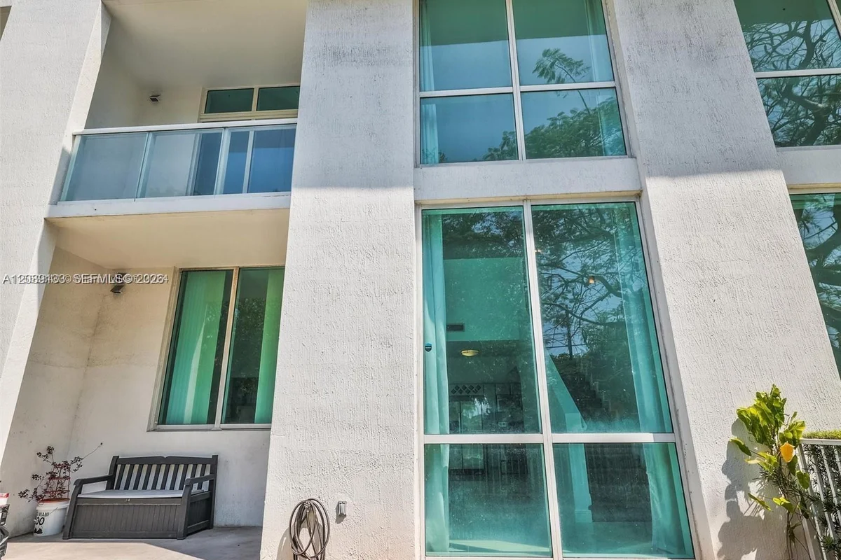 Condo in Miami: photo 1 of 24