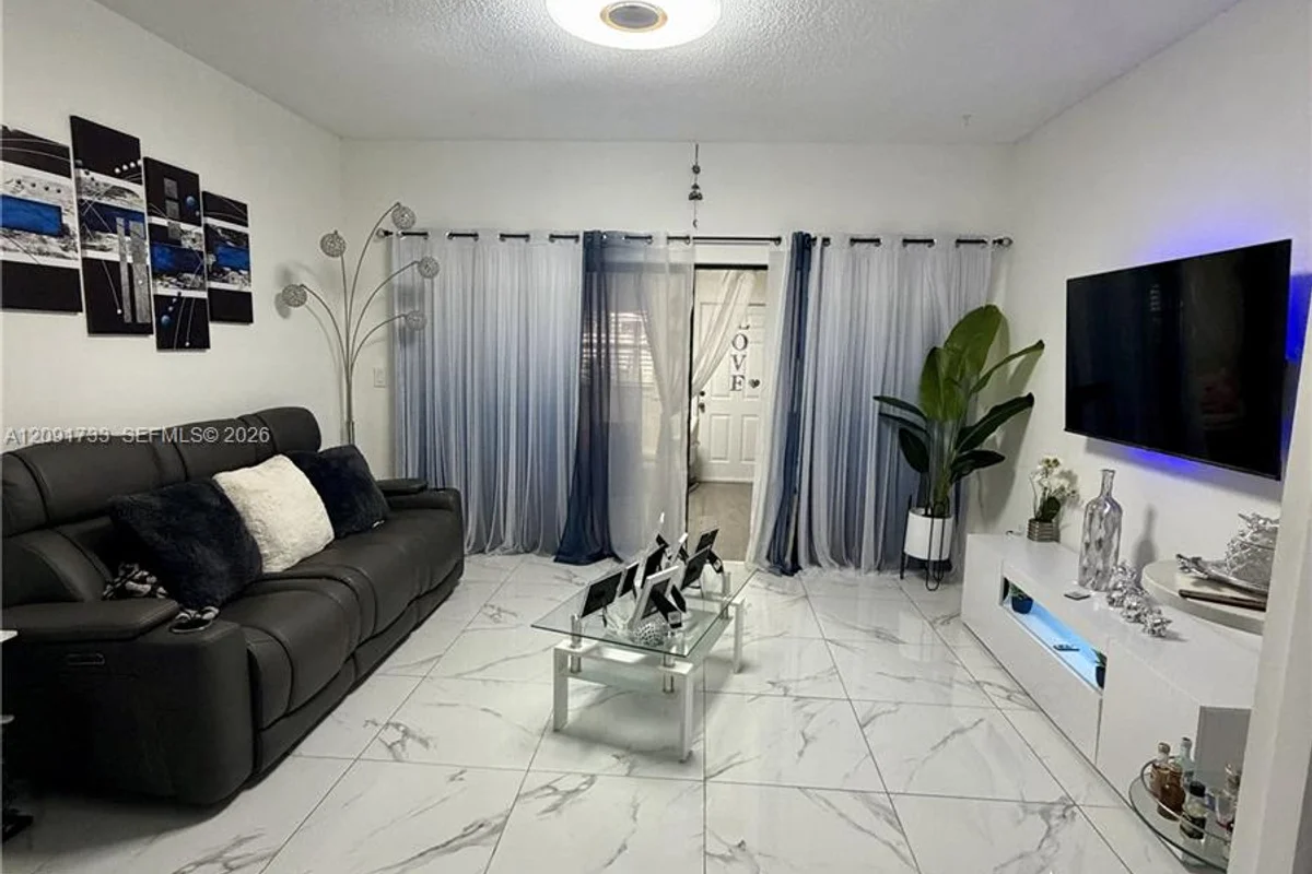 270 NW 71st Ave #4, Miami: photo 1 of 23
