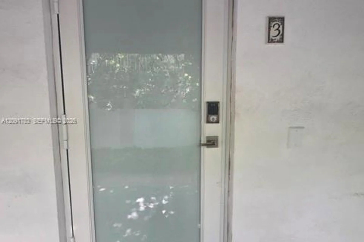 1650 SW 3rd St #3, Miami: photo 1 of 20