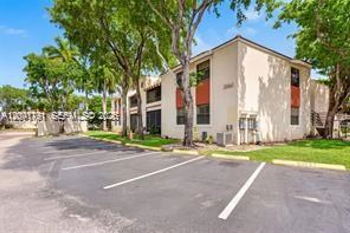 20330 NE 3rd Ct #9, Miami: photo 1 of 2