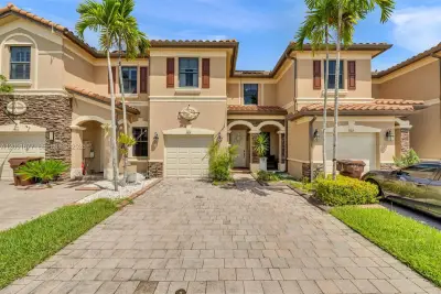 3309 W 91st Ter, Hialeah: photo 1 of 56