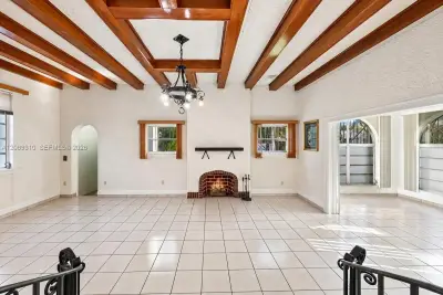 1834 SW 10th St, Miami: photo 1 of 15