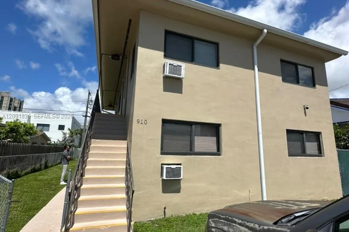 910 SW 29th Ave #1, Miami: photo 1 of 13