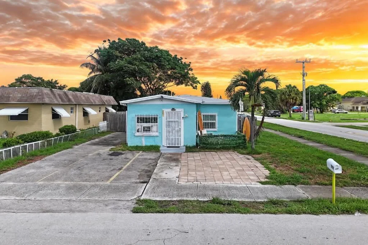 207 SW 4th St, Deerfield Beach: photo 1 of 23