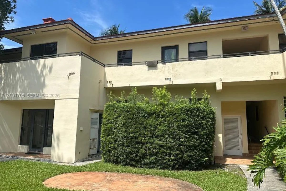 32 Camden Dr #8, Bal Harbour: photo 1 of 13