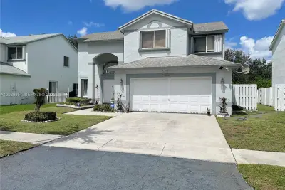 8851 SW 9th Ct, Pembroke Pines: photo 1 of 30