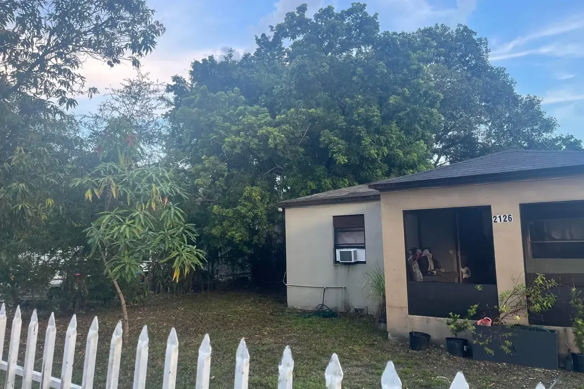 2126 NW 92nd St, Miami: photo 1 of 13