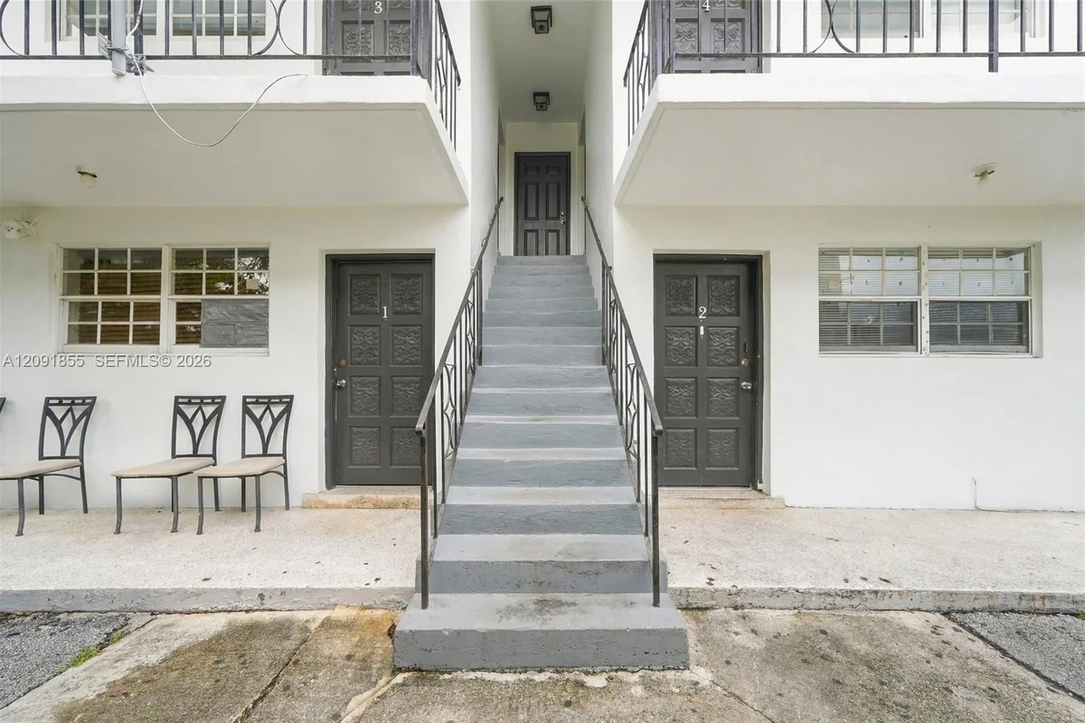 219 NW 10th Ave #3, Miami: photo 1 of 17