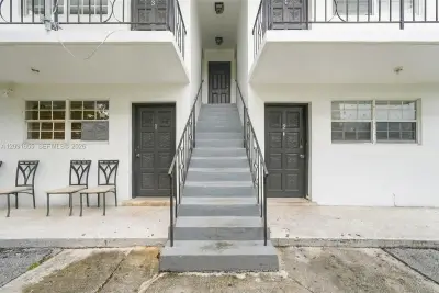219 NW 10th Ave #3, Miami: photo 1 of 17