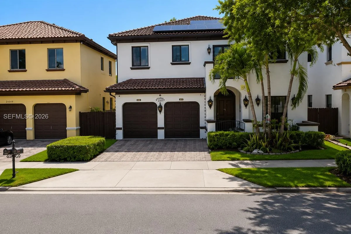 22673 SW 105th Ave, Miami: photo 1 of 40