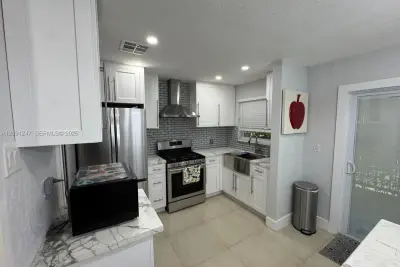 1305 W 53rd St #102, Hialeah: photo 1 of 17