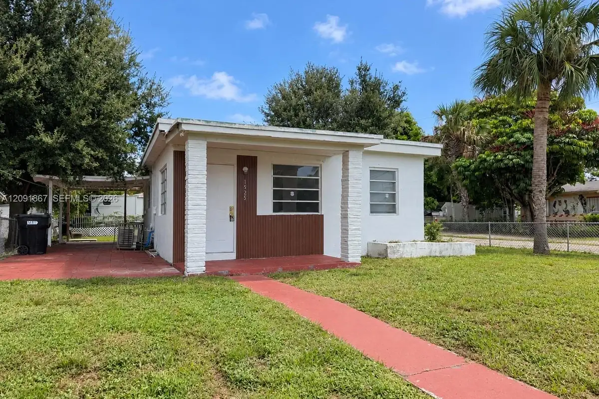 1525 NE 154th St, North Miami Beach: photo 1 of 20