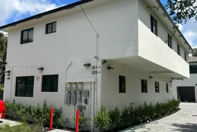 147 NW 61st St, Miami: photo 1 of 17