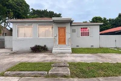 275 E 49th St, Hialeah: photo 1 of 3