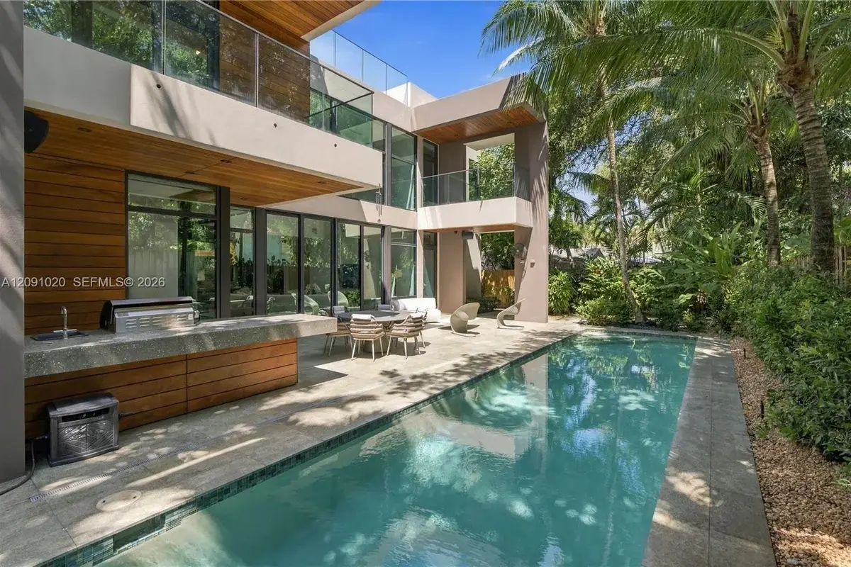 2803 Crystal Ct, Miami: photo 1 of 54