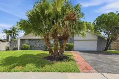 4790 NW 85th Ave, Lauderhill: photo 1 of 42