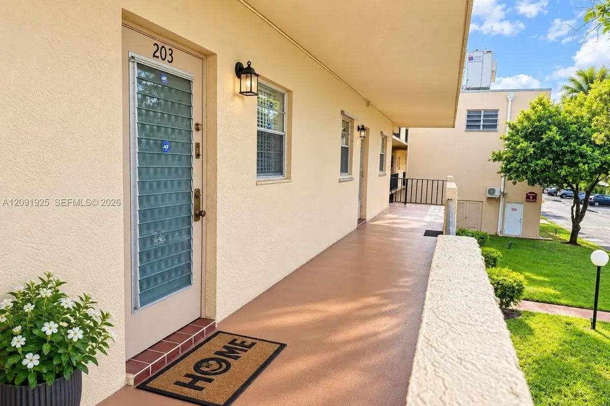300 Berkley Rd #203, Hollywood: photo 1 of 17