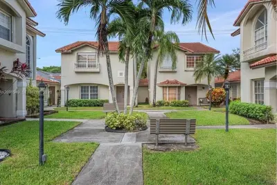 10837 NW 8th St, Pembroke Pines: photo 1 of 8