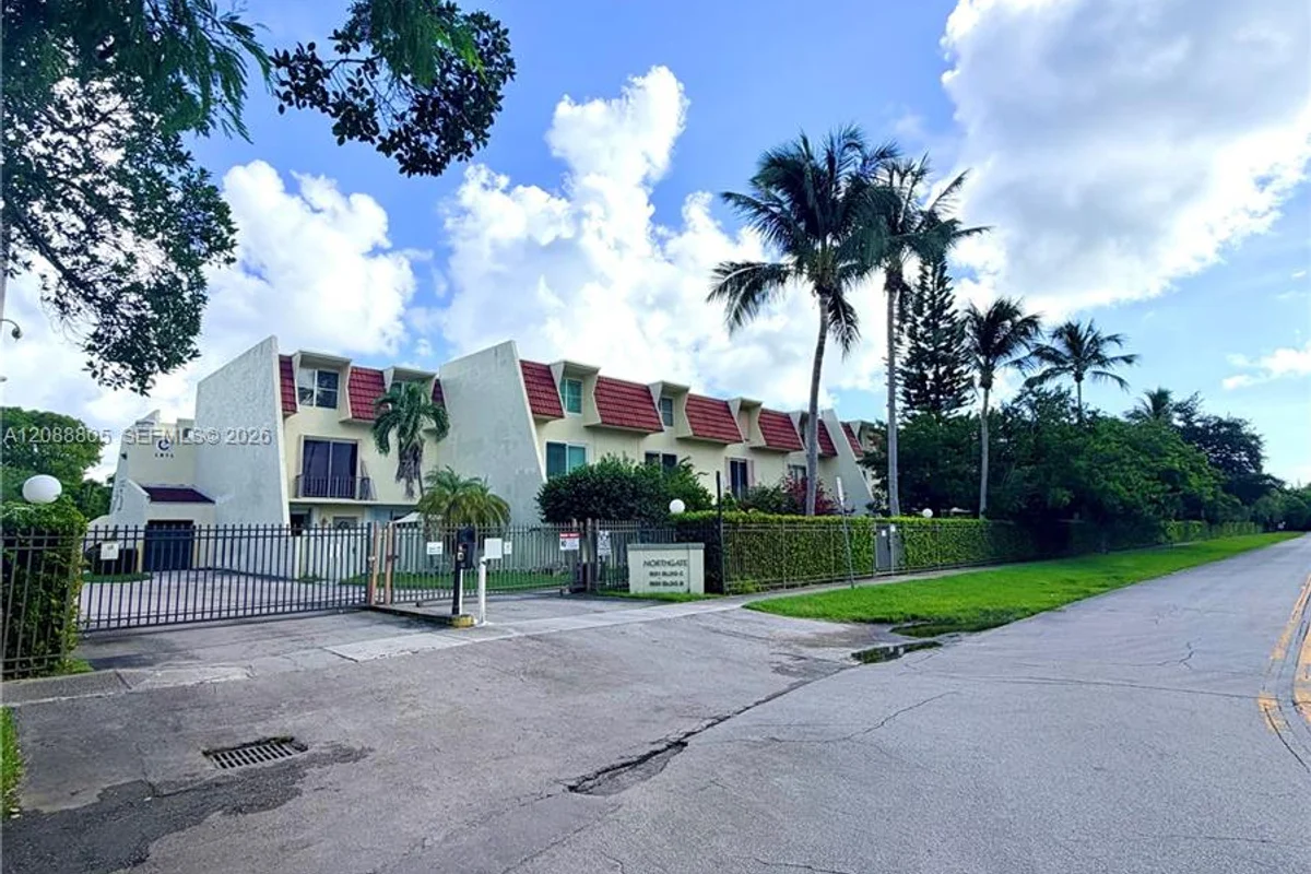 1655 NE 115th St #11B, Miami: photo 1 of 26