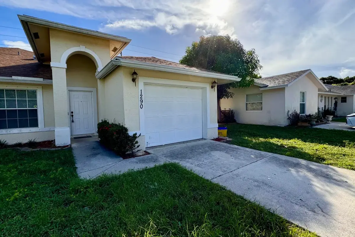1290 Riverside Cir, Wellington: photo 1 of 31