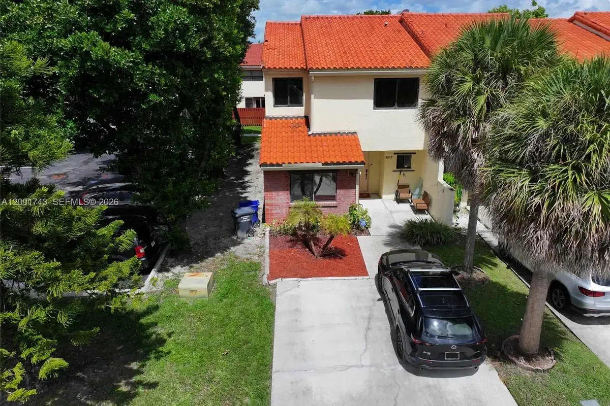 3813 Simms St, Hollywood: photo 1 of 32