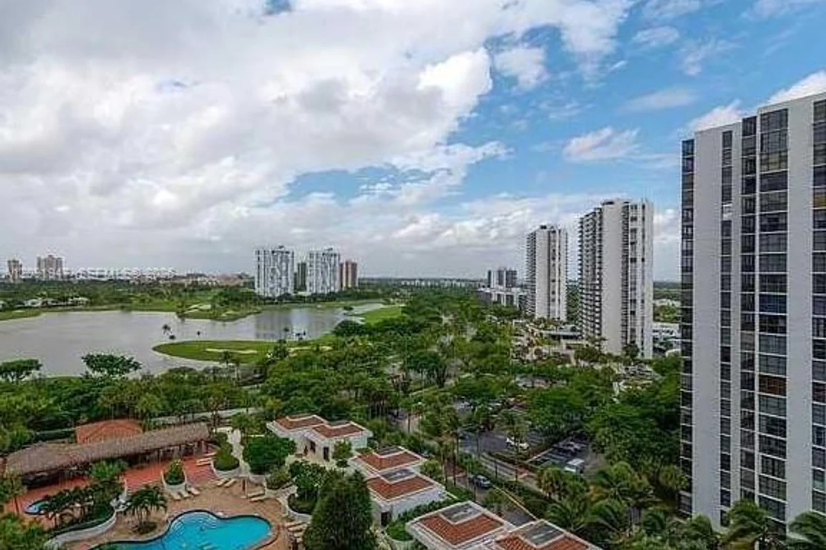 20281 E Country Club Dr #1105, Aventura: photo 1 of 13
