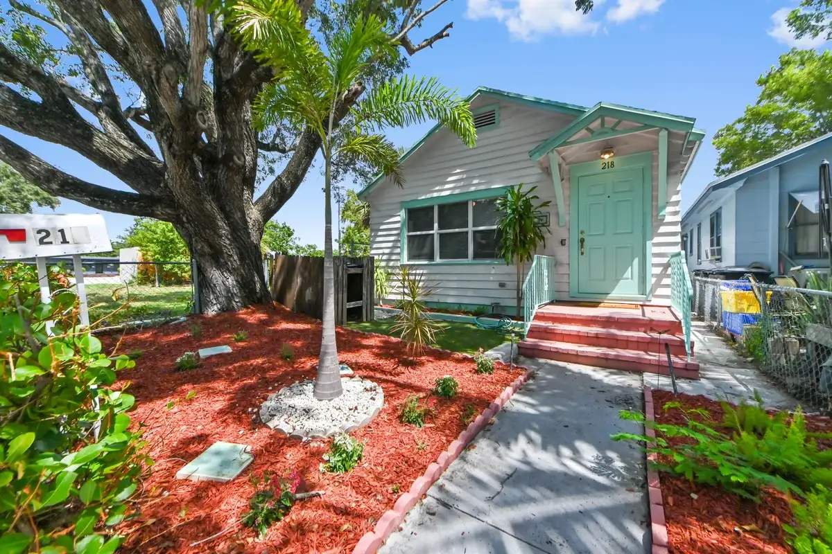 218 N H St, Lake Worth Beach: photo 1 of 38