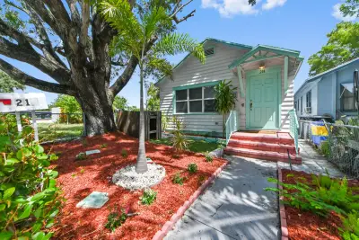218 N H St, Lake Worth Beach: photo 1 of 38