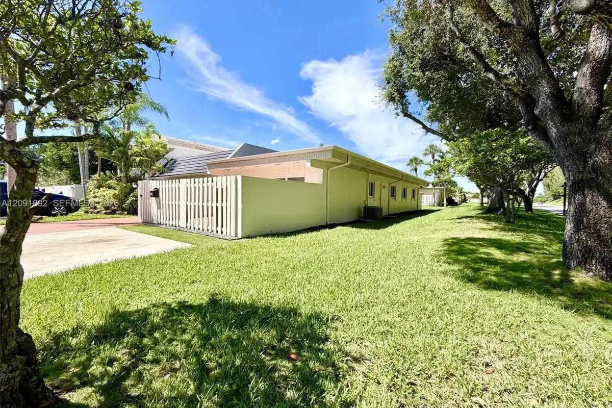 8104 SW 81st Pl, Miami: photo 1 of 20