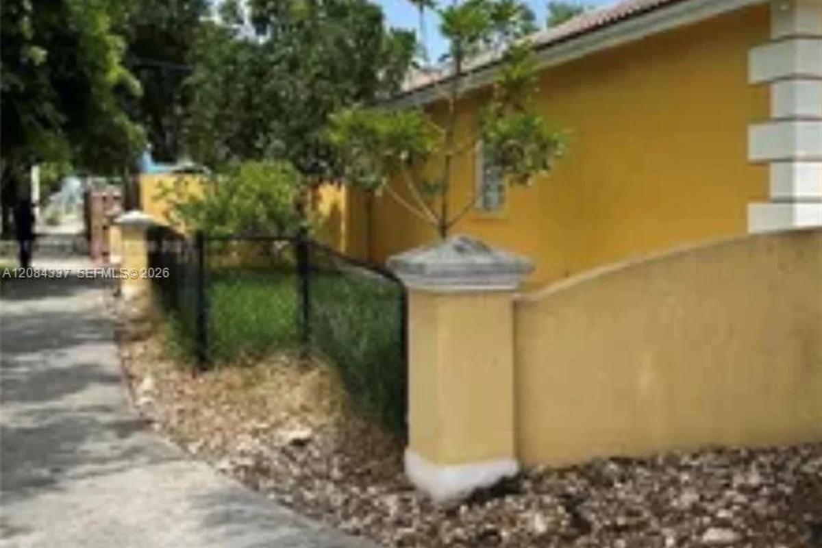 5 SW 15th Ave, Homestead: photo 1 of 11