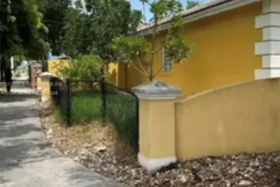 5 SW 15th Ave, Homestead: photo 1 of 11