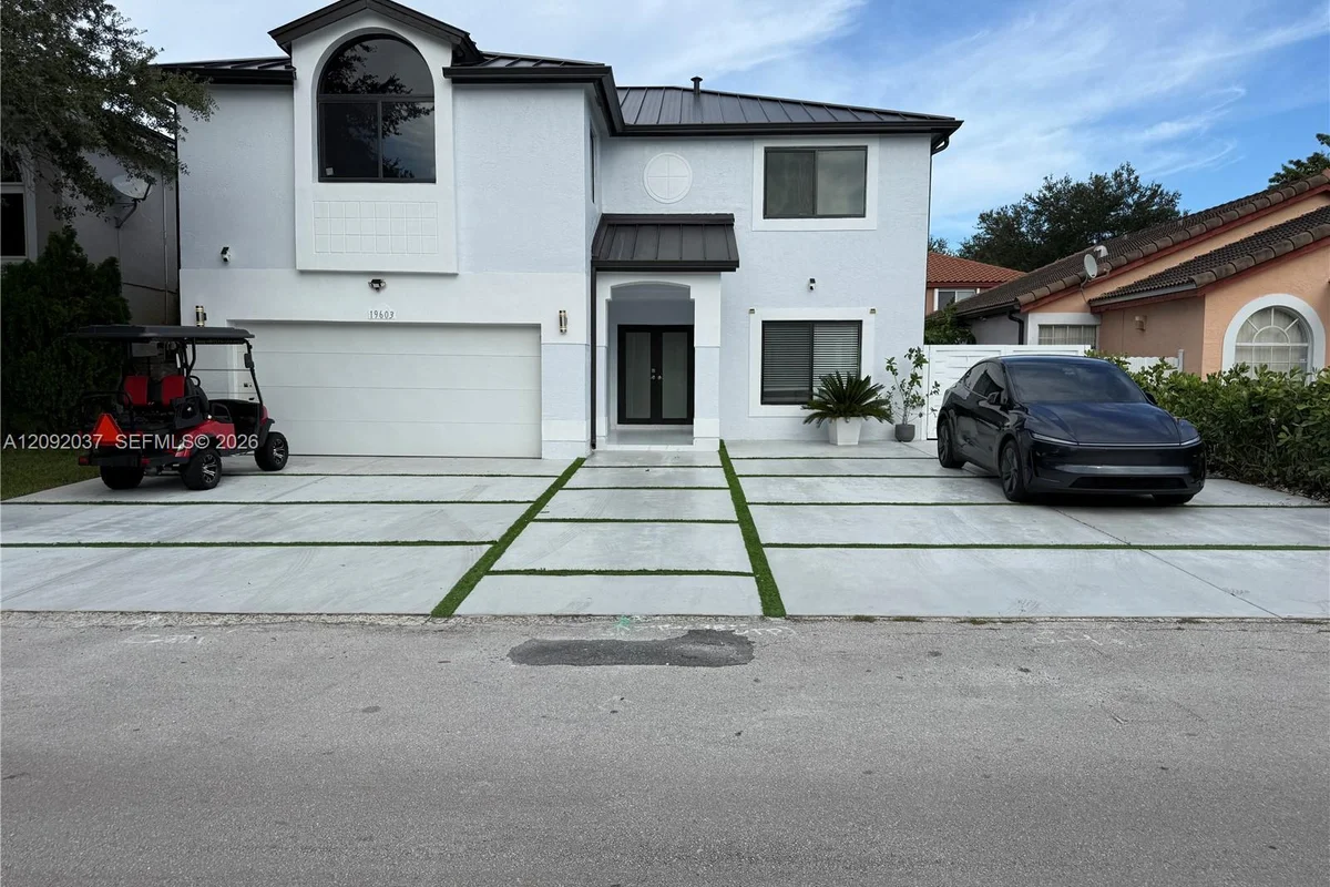 19603 NW 82nd Pl, Hialeah: photo 1 of 19