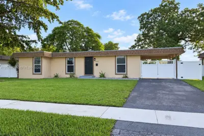 7907 NW 73rd Ter, Tamarac: photo 1 of 24