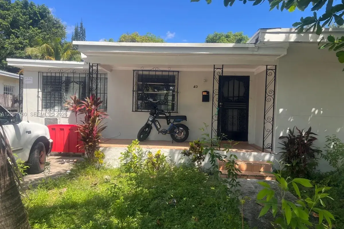 43 NW 67th St, Miami: photo 1 of 2