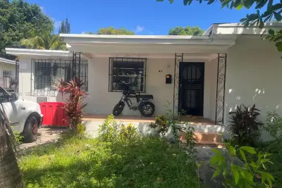 43 NW 67th St, Miami: photo 1 of 2