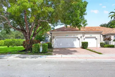 2501 E Aragon Blvd #1, Sunrise: photo 1 of 50