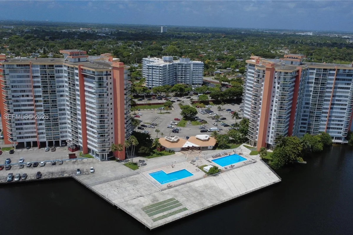 1351 NE Miami Gardens Dr #422E, Miami: photo 1 of 27