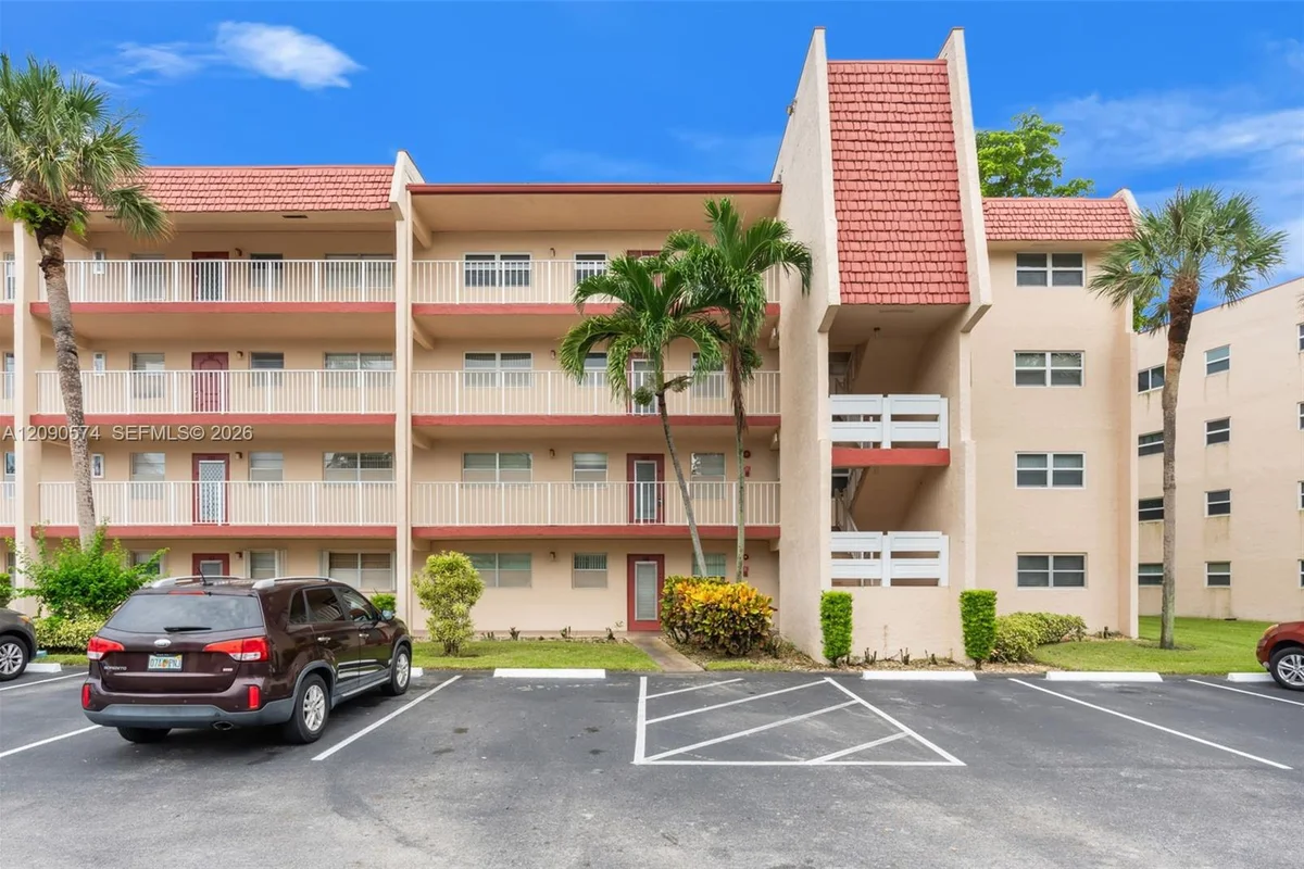 1040 Country Club Dr #208, Margate: photo 1 of 27