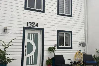 1324 W 71st St, Hialeah: photo 1 of 40