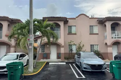 8732 NW 107th Ter, Hialeah Gardens: photo 1 of 21