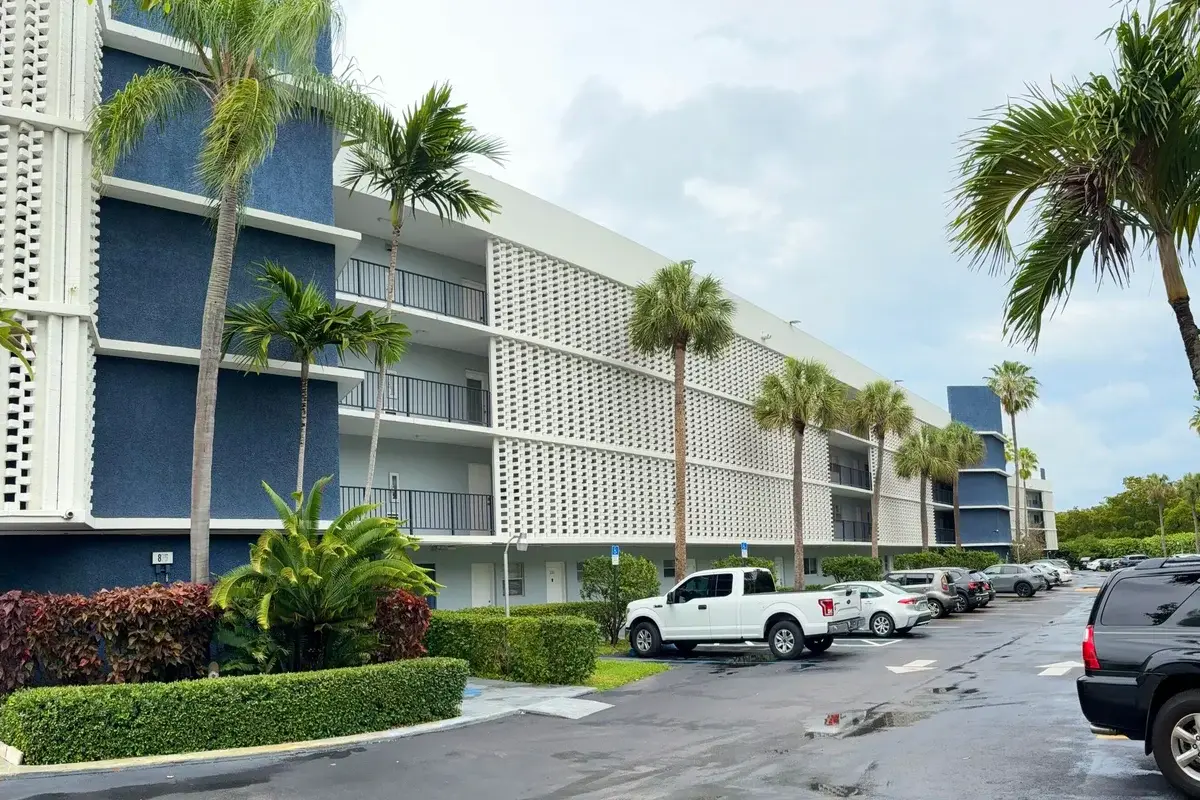 879 NE 195th St #227, Miami: photo 1 of 36
