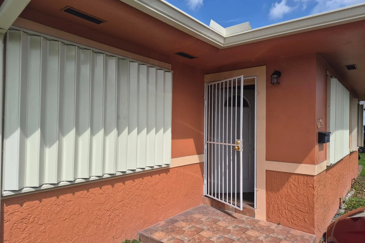 6720 NW 5th Pl, Miami: photo 1 of 9